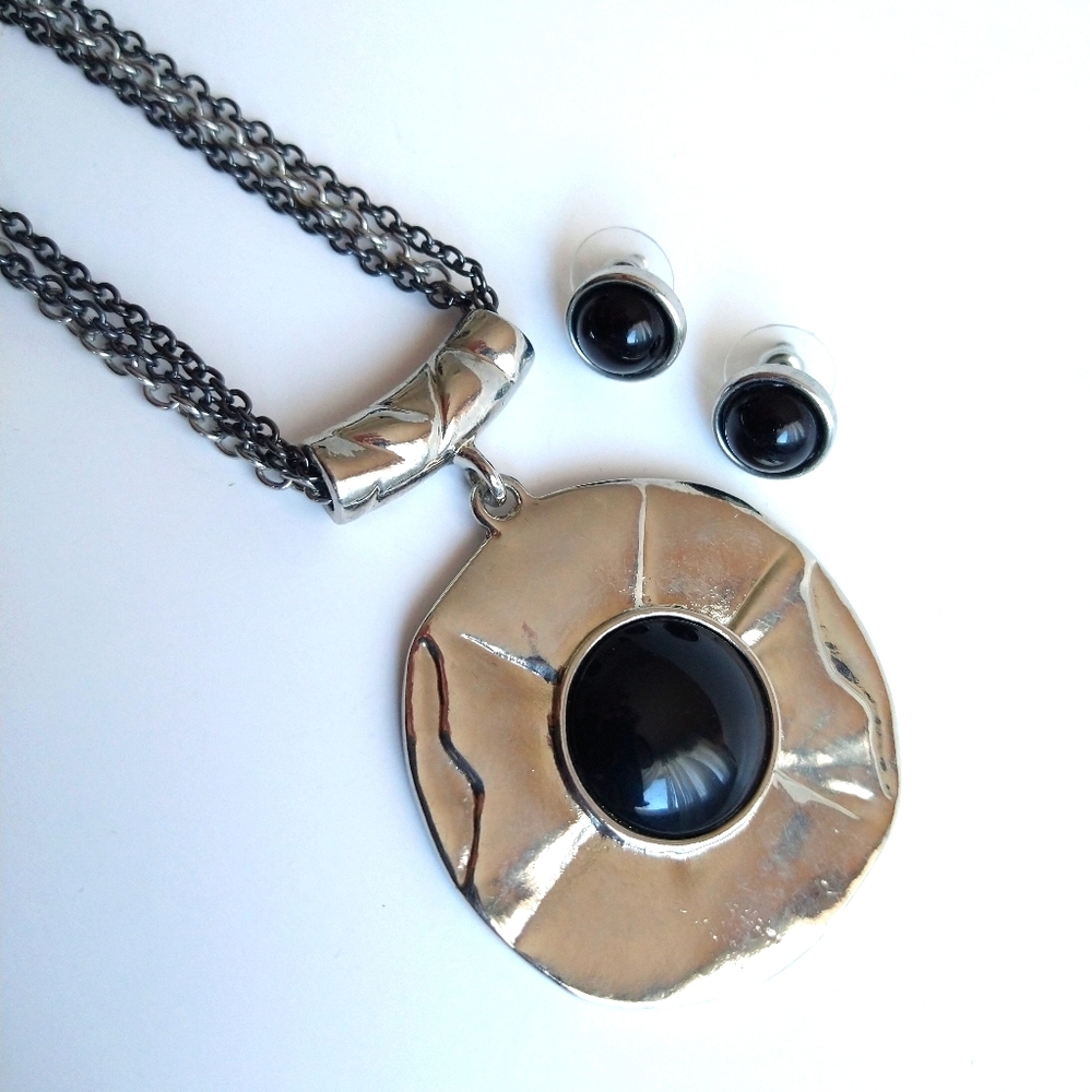 Black Necklace and earring set.